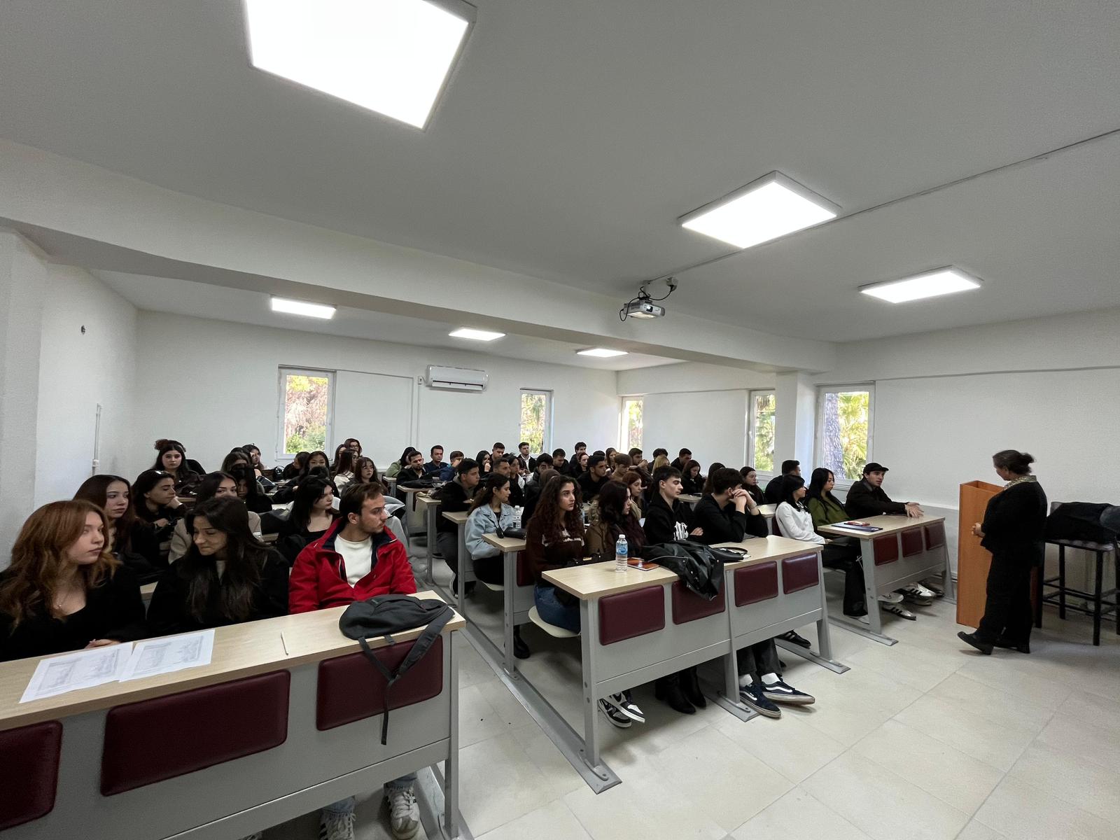 Dalaman Meslek Yüksekokulu’nda, öğrencilerin kariyer planlama süreçlerine katkı sağlamak amacıyla 9 Aralık 2025 tarihinde “Kariyer Yolculuğunda İlk Adım: CV Hazırlama ve Mülakat” başlıklı bir konferans düzenlendi. Etkinliğe, Sancak Inflight Service: Havayolu İkram Hizmeti’nden Ersin İlhan ve Fatma Dorum konuşmacı olarak katıldı. Konferansta öğrencilere etkili CV hazırlamanın temel ilkeleri, mülakatlara hazırlık süreci, işveren beklentileri ve sektörde öne çıkmanın yolları üzerine kapsamlı bilgiler aktarıldı. Ersin İlhan ve Fatma Dorum, havacılık sektöründeki deneyimlerini paylaşarak öğrencilerin iş hayatına yönelik farkındalıklarının artmasına katkı sağladı.